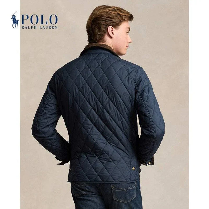 جاكيت رجالي راقٍ مبطّن بنمط الماس من Ralph Lauren بلون كحلي وياقة قطيفة بنية مع جيوب عملية وأزرار نحاسية مقاوم للماء يناسب الاستخدام اليومي والرحلات