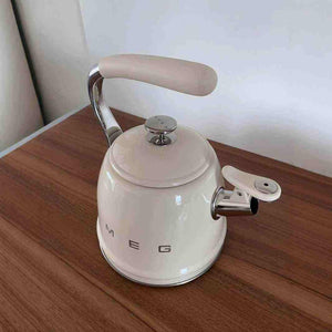 SMEG غلاية SMEG الكلاسيكية  تصميم تقليدي فاخر بلون عاجي.