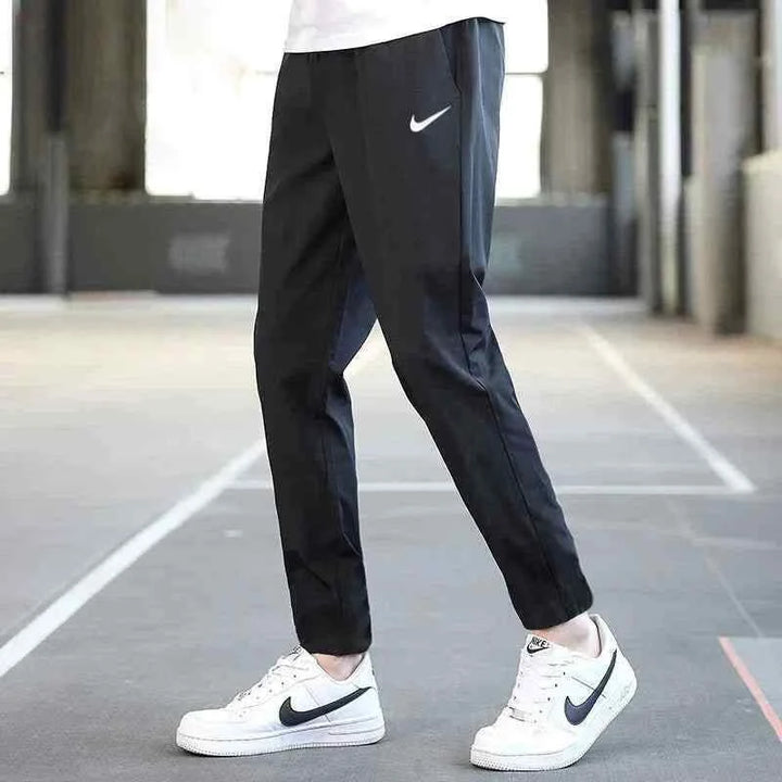 بدلة نايك رياضية سوداء مقاومة للرطوبة توفر راحة وتحكم أثناء التمرين