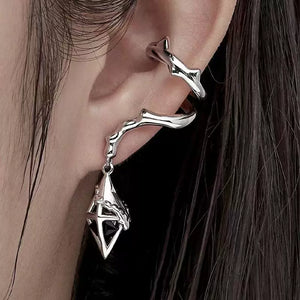 قرط Ear Cuff بتصميم هندسي مع دلاية كريستال باللون الفضي.