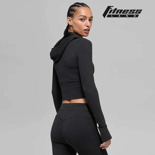 هودي رياضي أسود ضيق مع سحاب كامل وقبعة من alo clothing بتصميم عصري وعملي