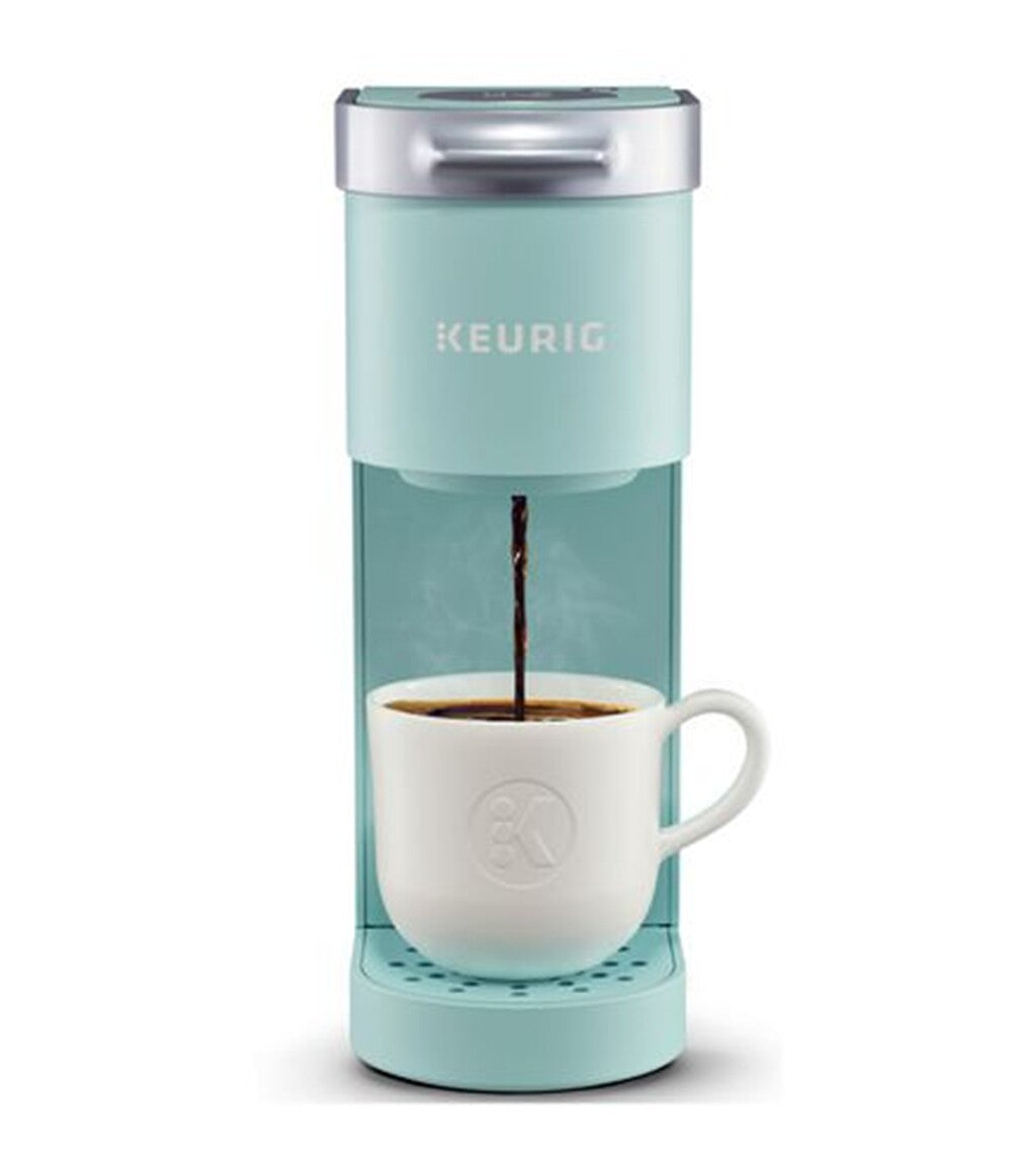ماكينة كبسولات بشعار Keurig تحضّر القهوة في كوب