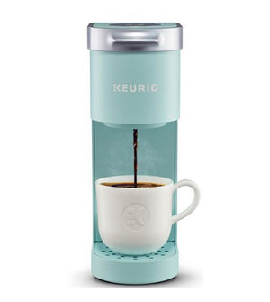 ماكينة كبسولات بشعار Keurig تحضّر القهوة في كوب