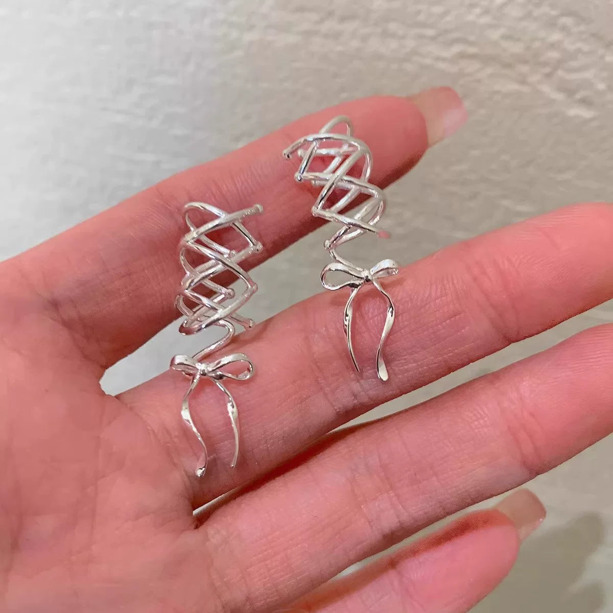 Ear Cuff بتصميم Bow Knot ولون فضي مميز.