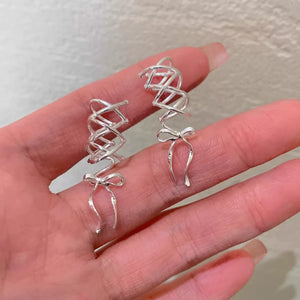 Ear Cuff بتصميم Bow Knot ولون فضي مميز.