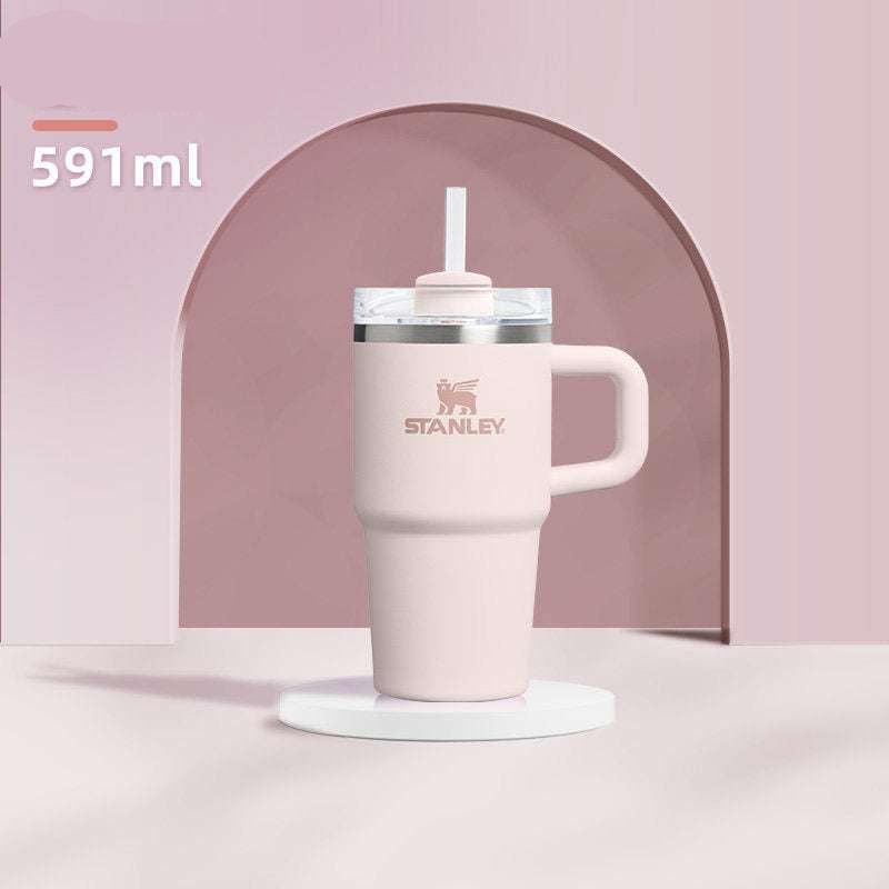 كوب Stanley Quencher الأصلي بحجم 887 مل مع مقبض مريح.