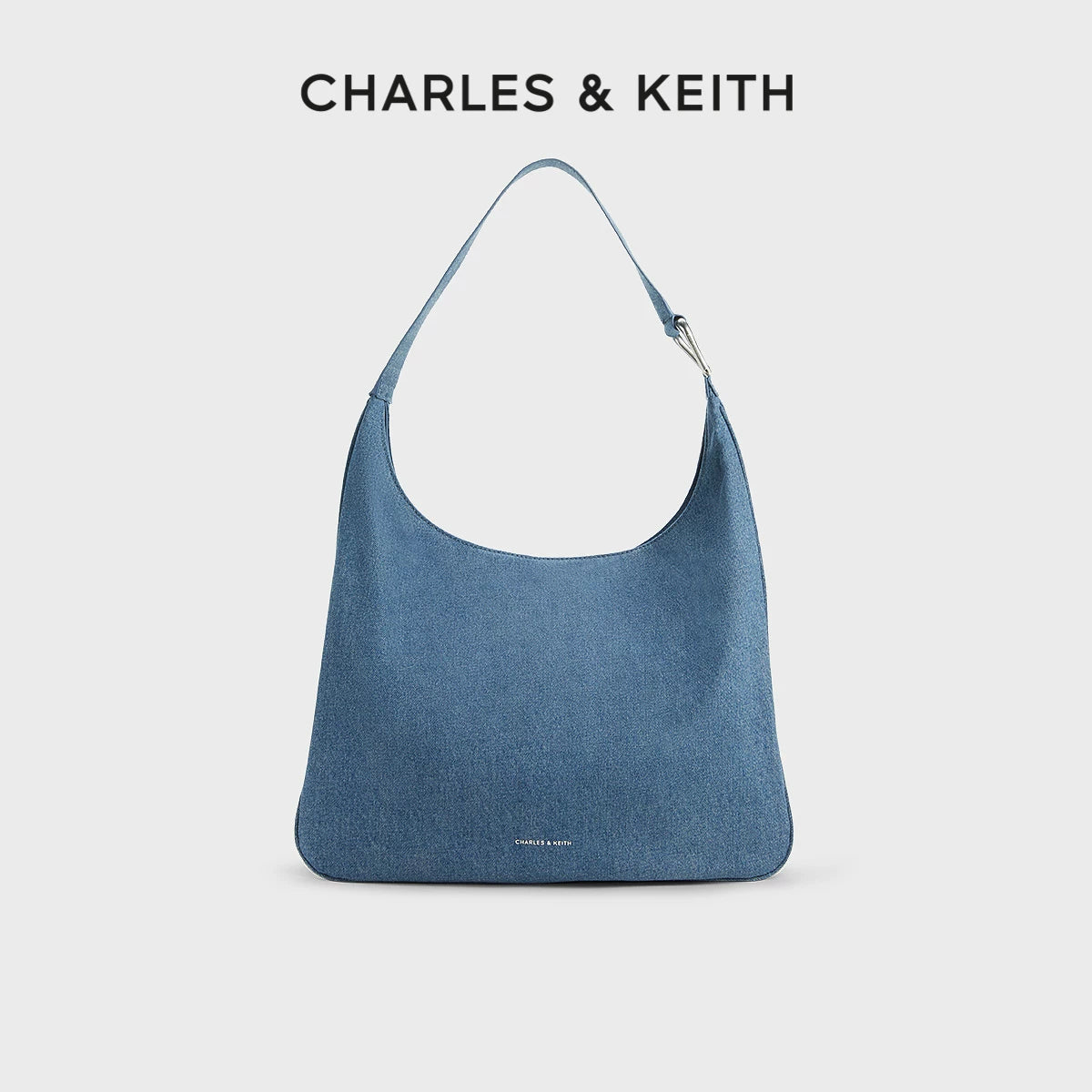 حقيبة كتف Charles & Keith بتصميم Denim عصري وعملي.