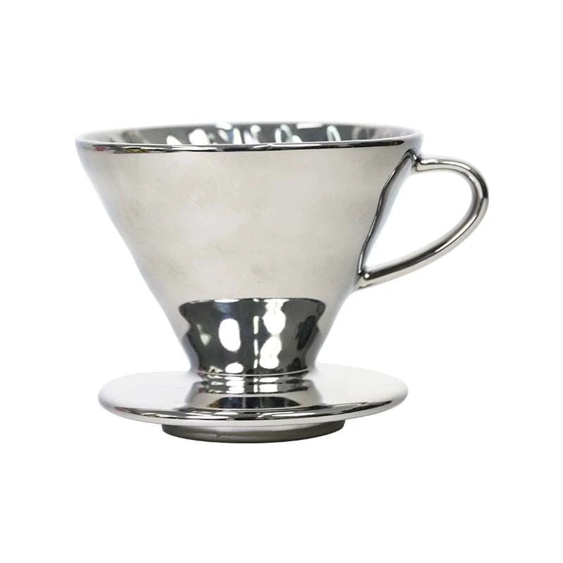 قمع ترشيح قهوة Hario V60 بتصميم معدني فاخر وألوان عاكسة.