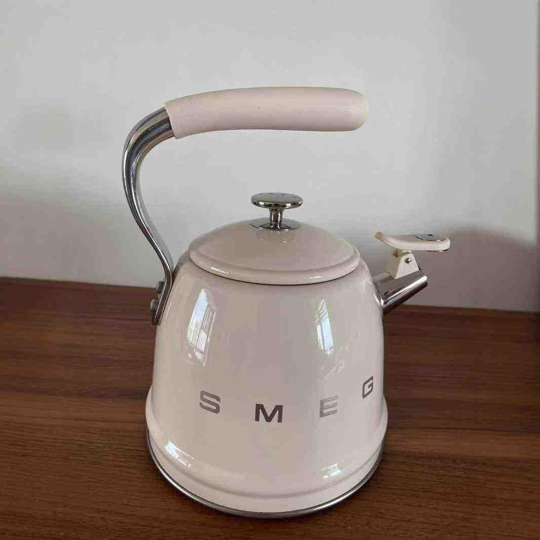 SMEG غلاية SMEG الكلاسيكية  تصميم تقليدي فاخر بلون عاجي.
