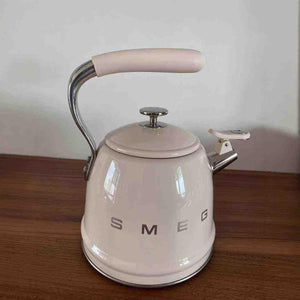 SMEG غلاية SMEG الكلاسيكية  تصميم تقليدي فاخر بلون عاجي.