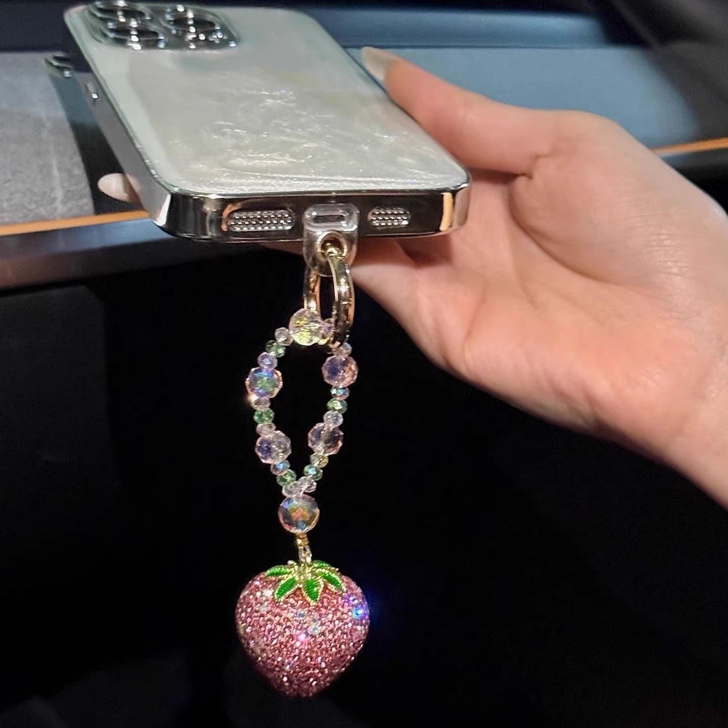 تعليقة هاتف Phone Charm بتصميم فراولة مرصعة بالكريستال.
