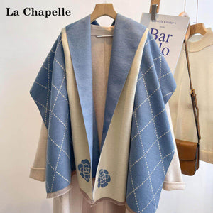 شال نسائي شتوي بوجهين من La Chapelle بالأزرق والكريمي بنقشة زهرية، منظر أمامي على عارضة