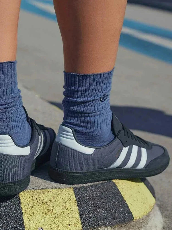 Adidas حذاء SAMBA OG كلاسيكي رمادي مع خطوط بيضاء ونعل مطاطي أسود للجنسين