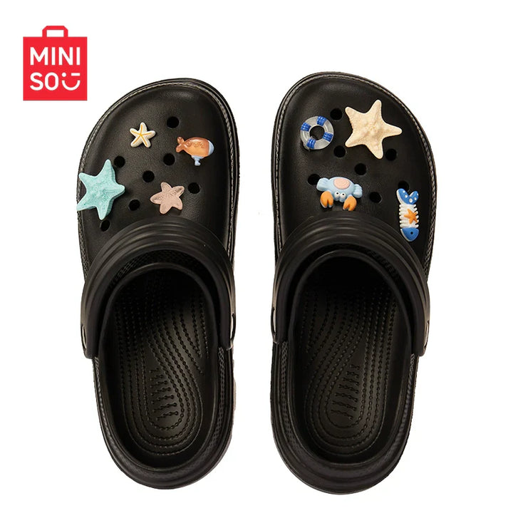 MINISO شبشب كروكس للأطفال بتصميم كرتوني لطيف مع فيقرات قابلة للتزيين.