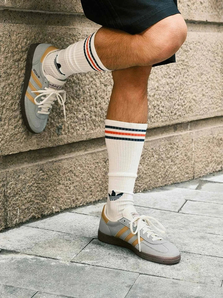 Adidas أديداس حذاء HANDBALL SPEZIAL كريمي رمادي مع تفاصيل سويد ثلاثي الألوان تصميم منخفض الارتفاع مريح ونعل مقاوم للانزلاق