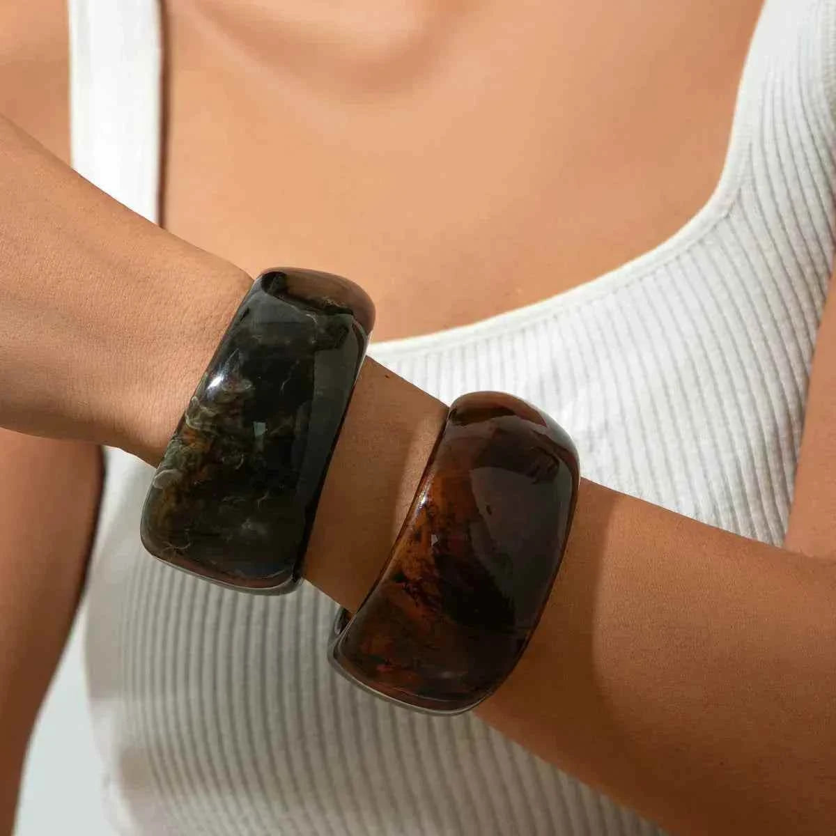 سوار نسائي | تصميم واسع غير منتظم من الريزين موضة صيف 2025 smeared resin bracelet.