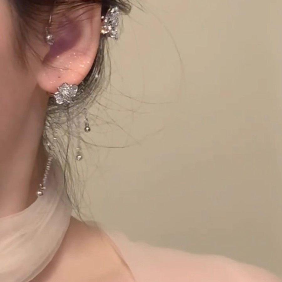 أقراط Ear Cuff بتصميم الفراشة الكريستالية اللامعة.