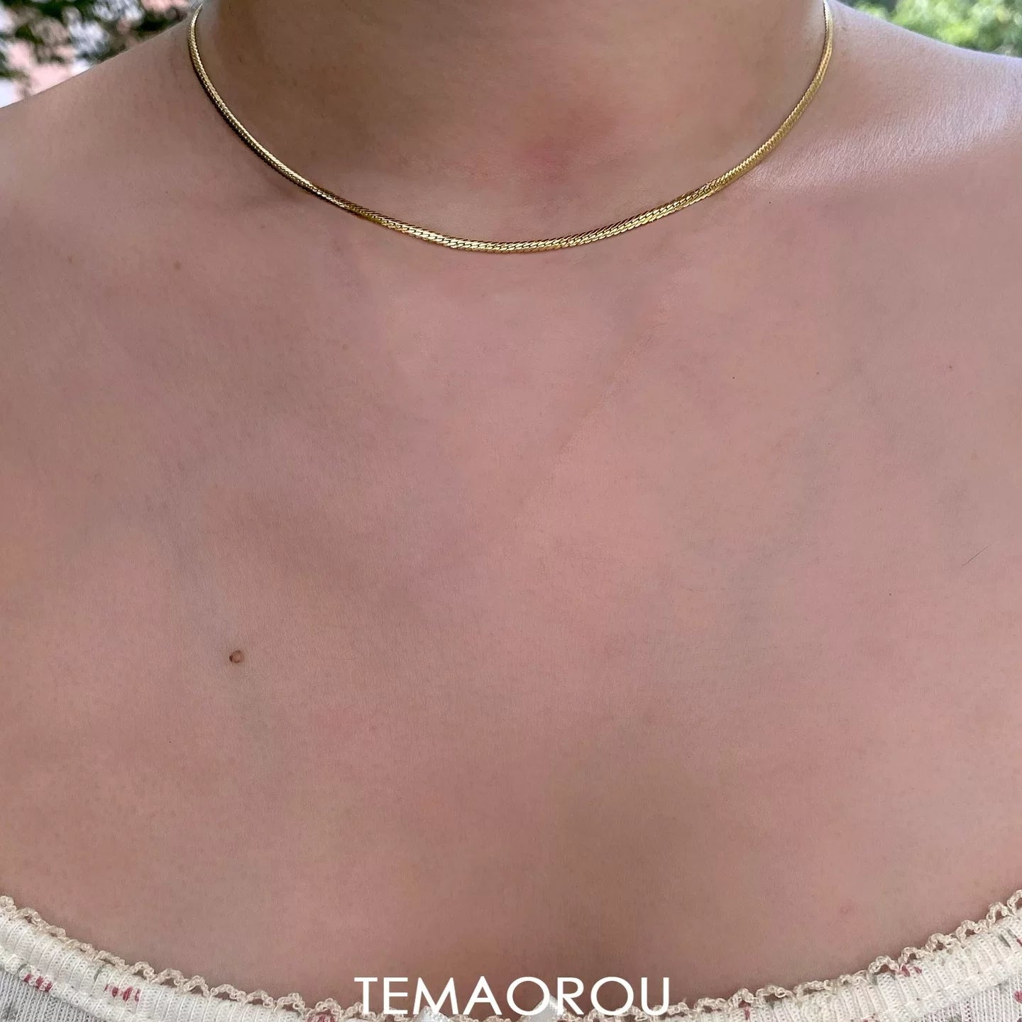 قلادة ذهبية بـ Crystal Pendant وتصميم أنيق.