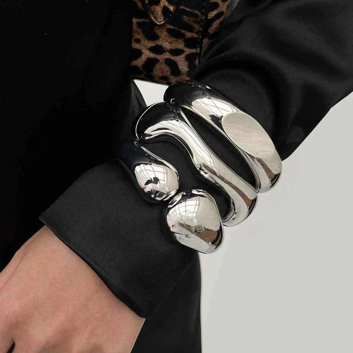 إسوارة نسائية فاخرة بتصميم تموجات غير منتظمة وقطرات ماء عصرية موضة 2025
