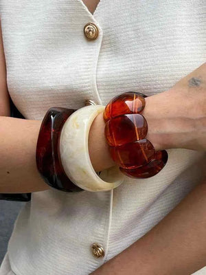 أساور Resin عريضة بتصميم Vintage وألوان دافئة.