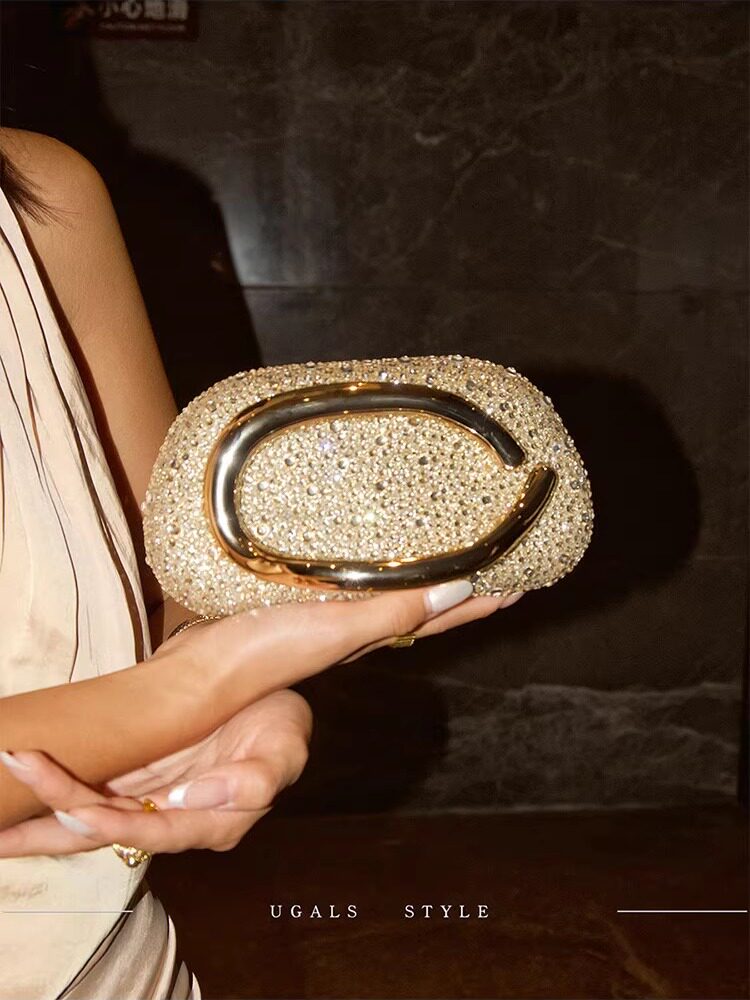 حقيبة Clutch مرصعة بالكريستال بتصميم فاخر وعصري UGALS French