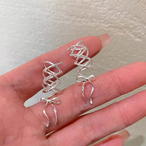 Ear Cuff بتصميم Bow Knot ولون فضي مميز.