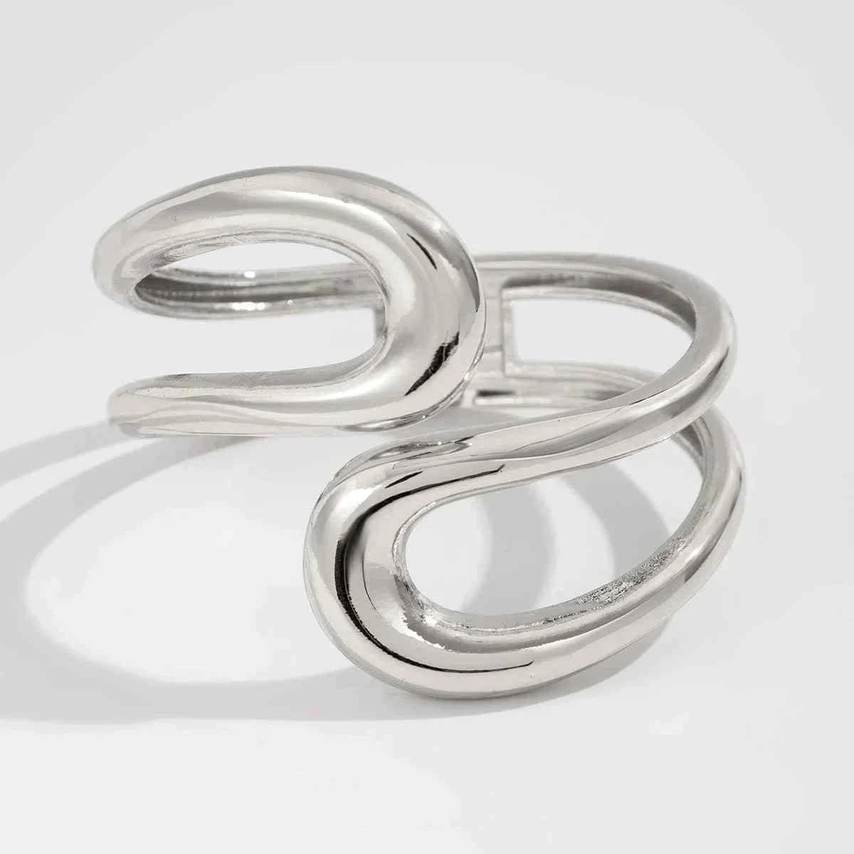 سوار Cuff بتصميم مموج عريض Statement باللون الذهبي.