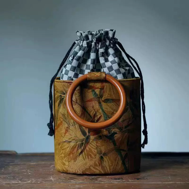 حقيبة يد Bucket Bag بتصميم خشبي دائري ولون خردلي مميز.