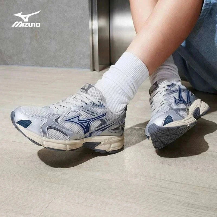 حذاء ميزونو ريترو 2K unisex مزود بتهوية وشبكية مع دعم كعب ونعل مطاطي متين بتصميم أزرق وفضي أنيق