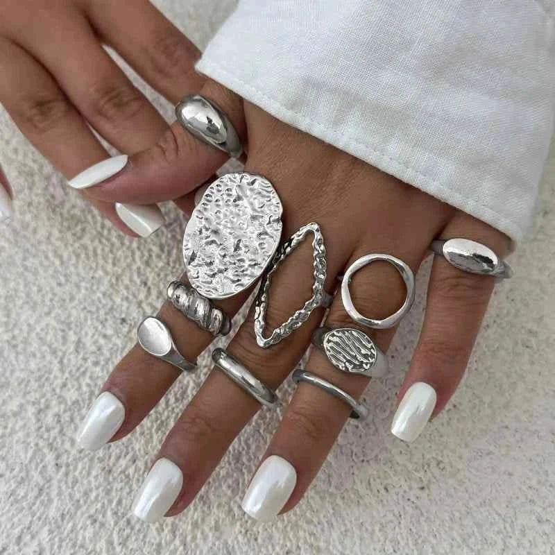 طقم خواتم نسائي Rings Set بتصاميم عصرية ذهبي وفضي.