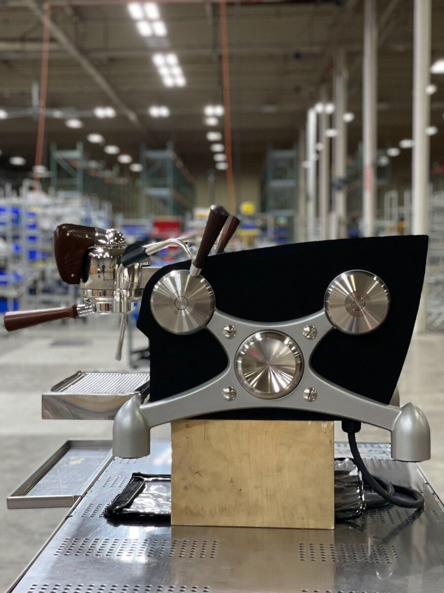 ماكينة تحضير القهوة Slayer Espresso بتصميم احترافي وألوان متعددة