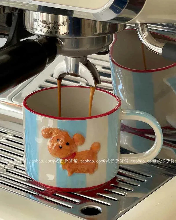 طقم كوفي كيوت بتصميم جرو ثلاثي الأبعاد، مع خطوط سماوية وبيضاء وحواف حمراء.