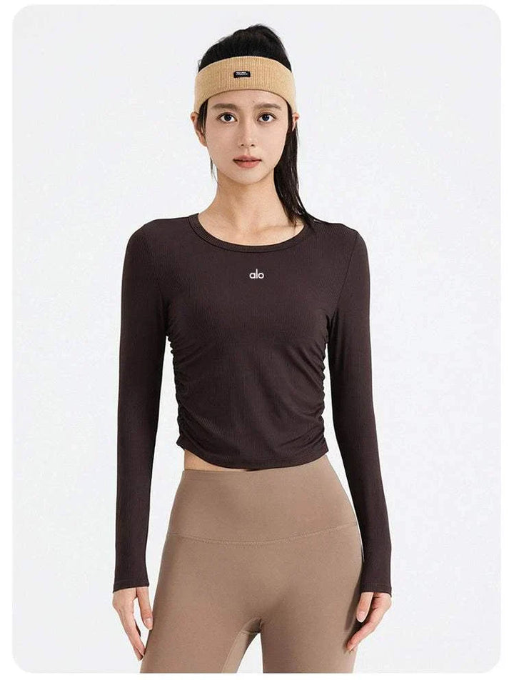 تيشرت أكمام طويلة alo clothing برقبة دائرية ومرونة عالية وجفاف سريع باللون الأسود