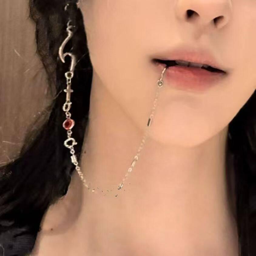 سلسال شفاه بتصميم Ear Cuff بلمسة Red Stone جذابة.
