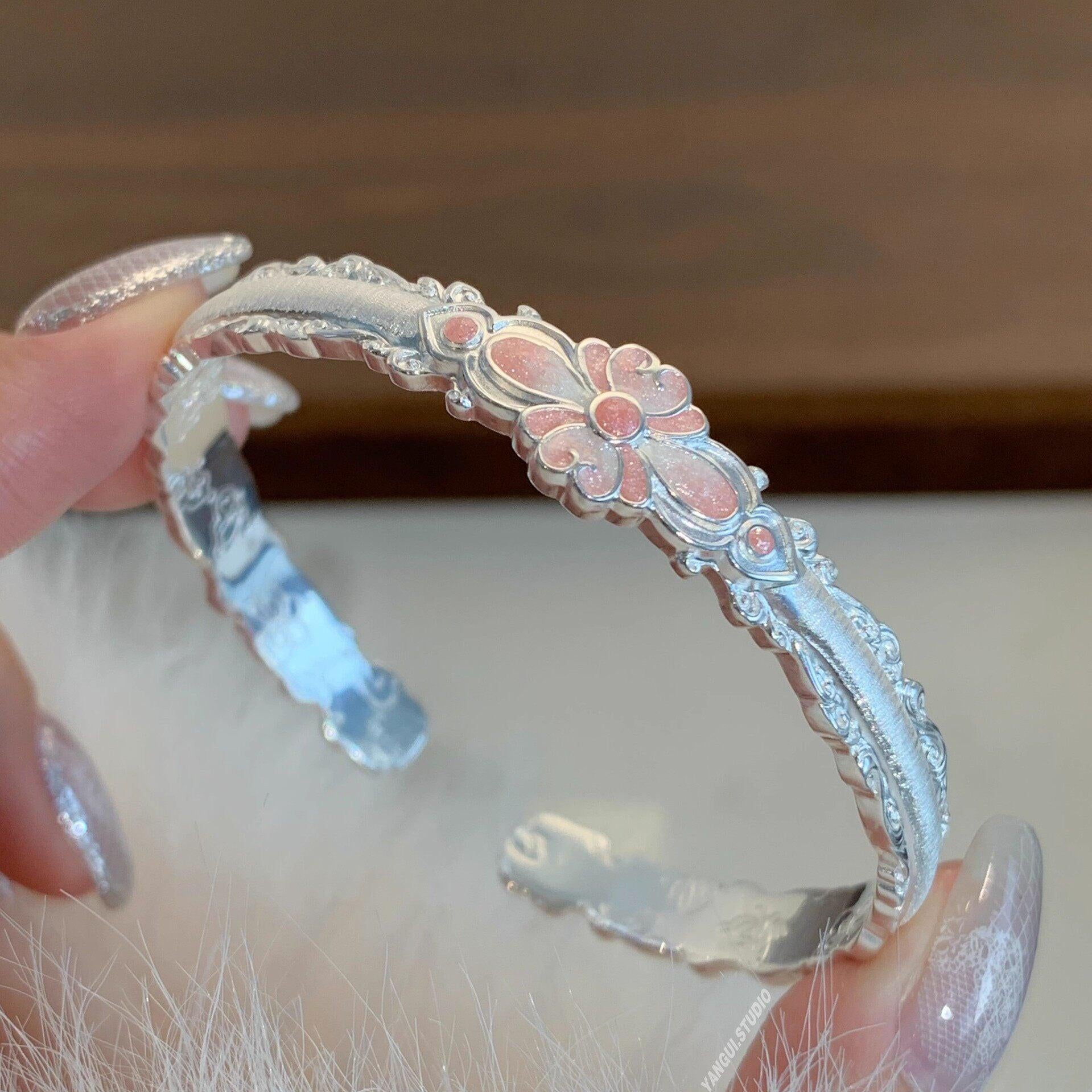 سوار (Bracelet) بتصميم زهرة وردية وأسلوب كوري أنيق.