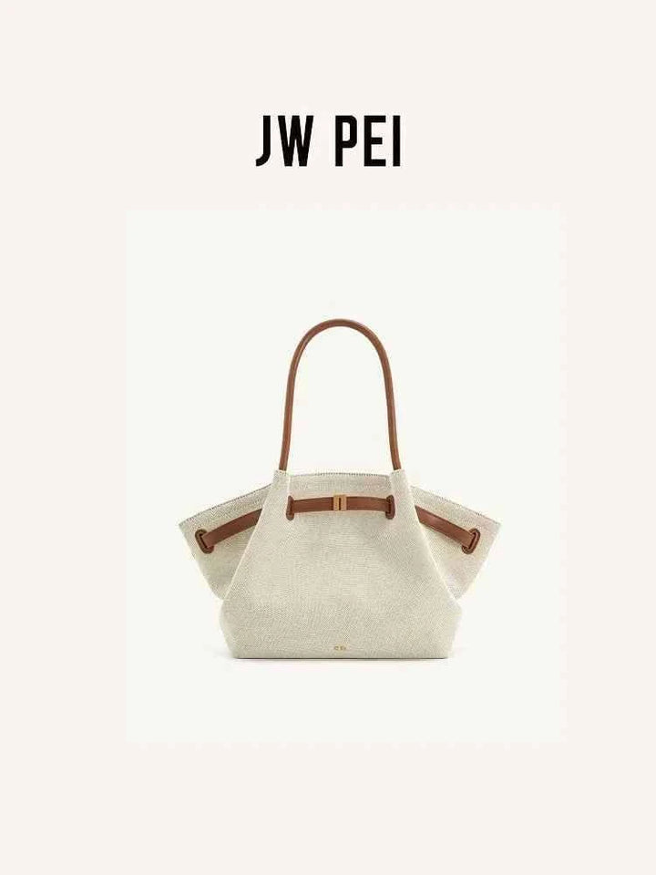 شنطة JW PEI Dumpling Large بيضاء بحجم كبير مع مقابض قهوة، تصميم عصري وأنيق مثالي للجامعة والعمل والسفر.