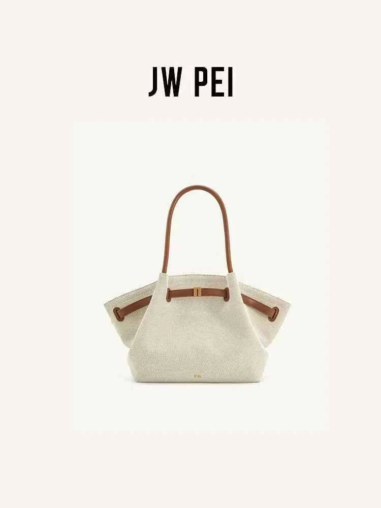 شنطة JW PEI دمبلنق كبيرة.