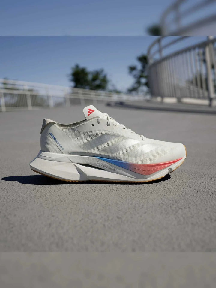أحذية ADIZERO BOSTON 12 للجري بتصميم شبكي كريمي وعلامة أديداس للرجال والنساء