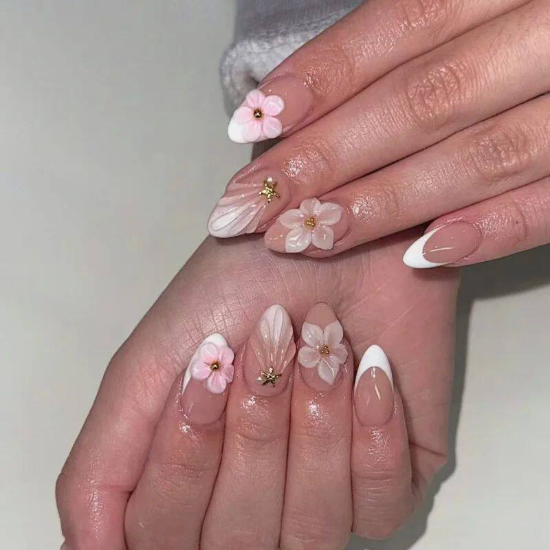 أظافر صناعية Press-on Nails بتصاميم 3D ورد وزخارف أنيقة.