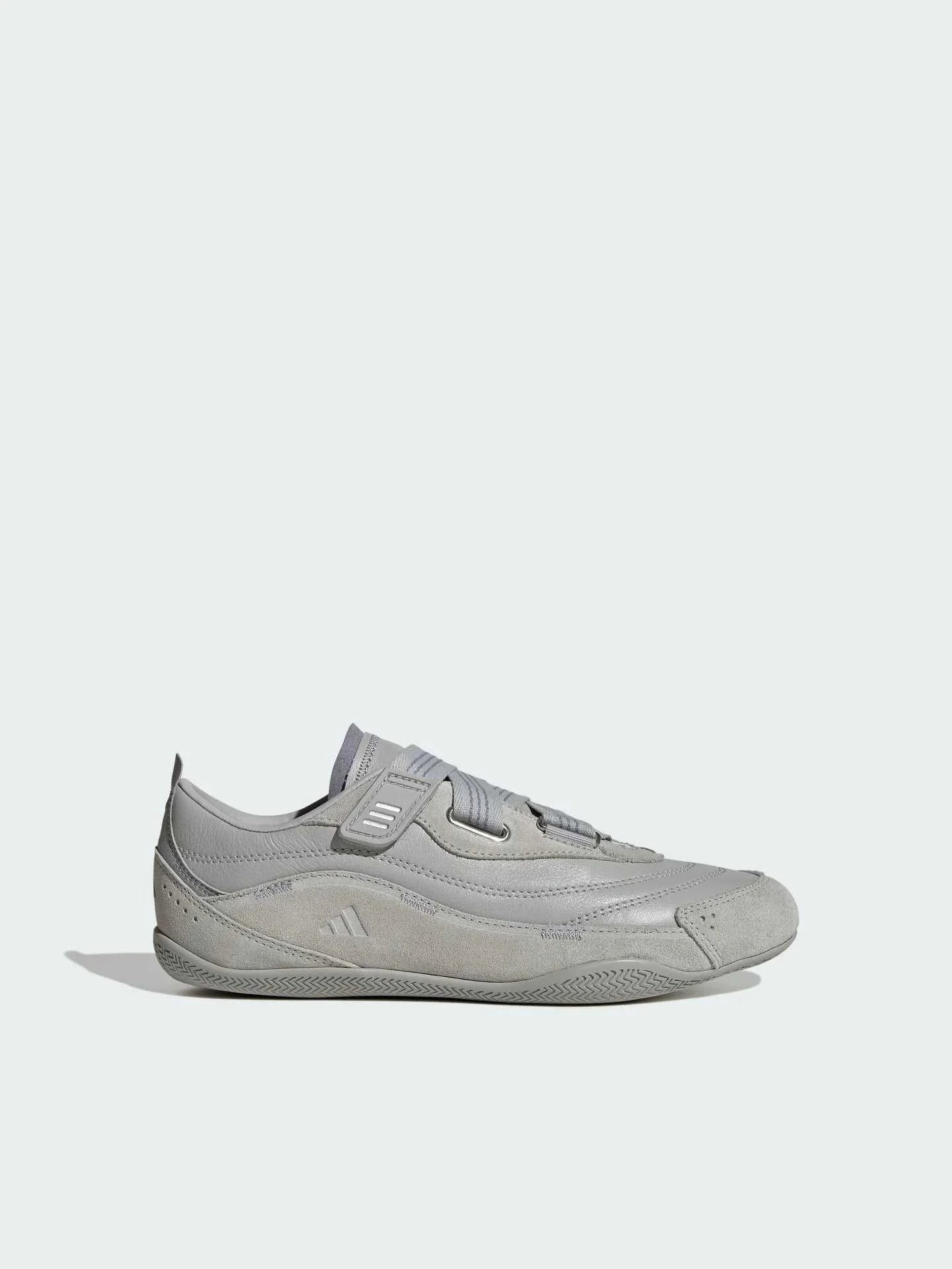 حذاء نسائي عصري من أديداس adidas.
