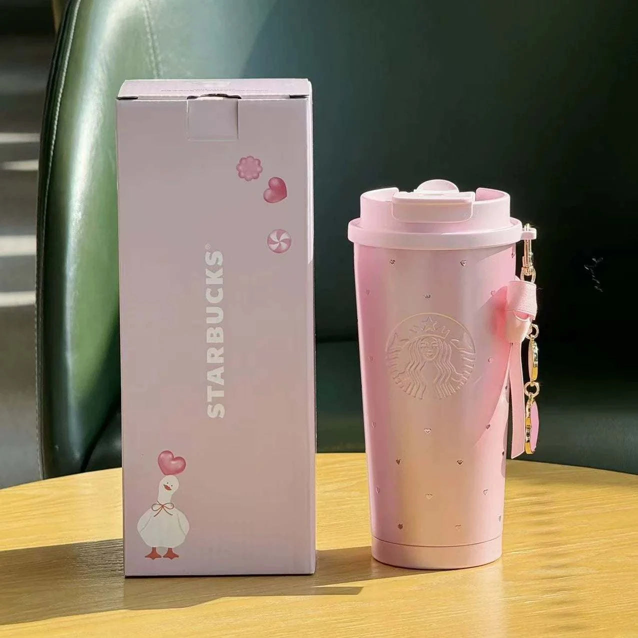 كوب Starbucks Tumbler وردي بنقشة قلوب وفيونكة أنيقة.