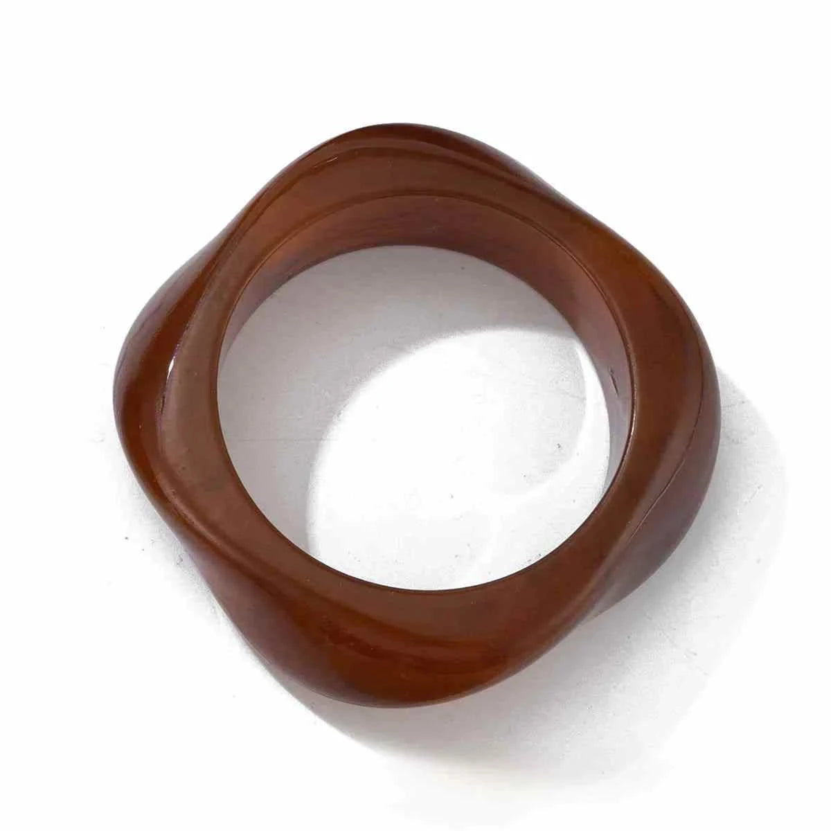 Irregular acrylic bracelet | موضة صيف 2025 | إكسسوارات عروض الأزياء والكاجوال.