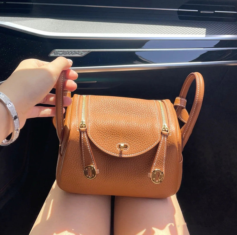 حقيبة نسائية فاخرة بتصميم Lindy من الجلد الطبيعي باللون البني