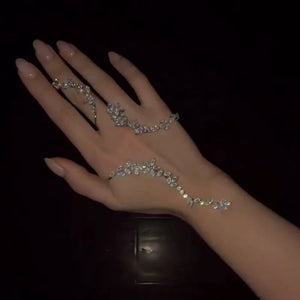 خاتم وكف Hand Bracelet مرصع بالكريستال بتصميم أوراق الشجر.