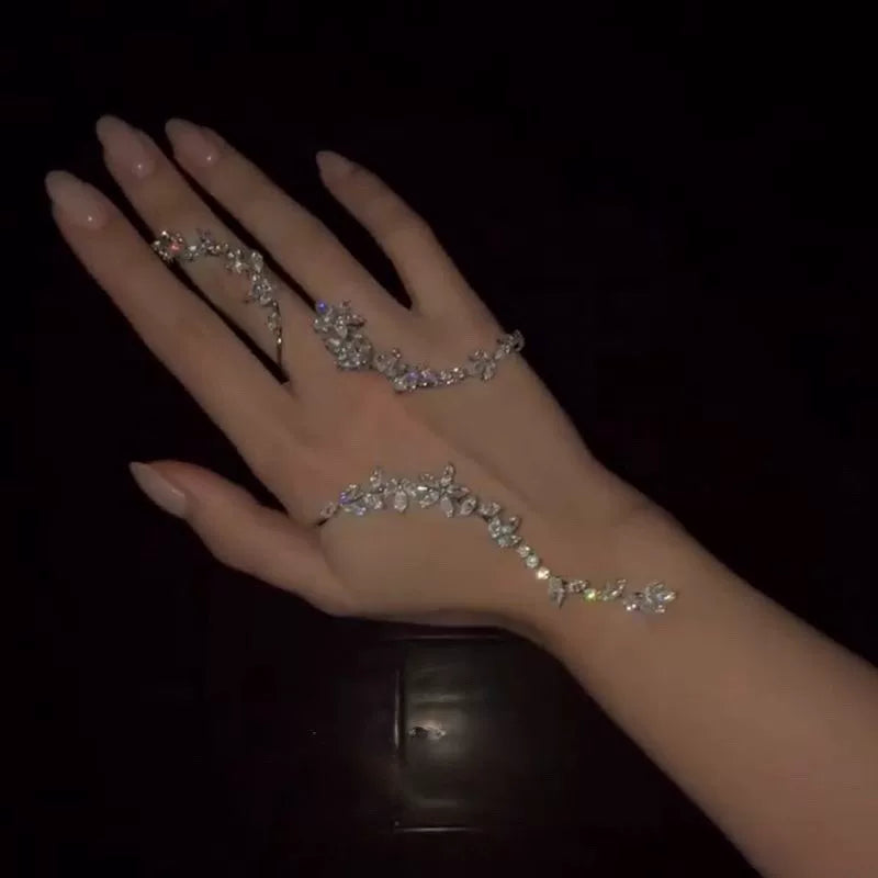 خاتم وكف Hand Bracelet مرصع بالكريستال بتصميم أوراق الشجر.