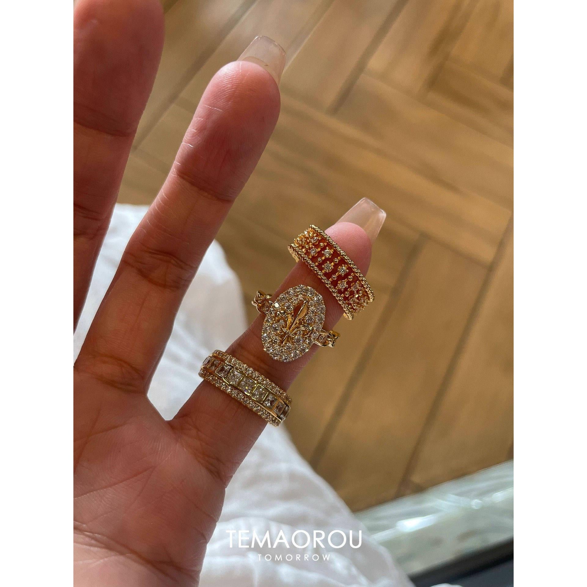 خاتم ذهبي بتصميم Oval مرصع بـ Zircon فخم.