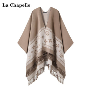 شال شتوي نسائي جاكار من La Chapelle باللون الكاكي على عارضة من الأمام