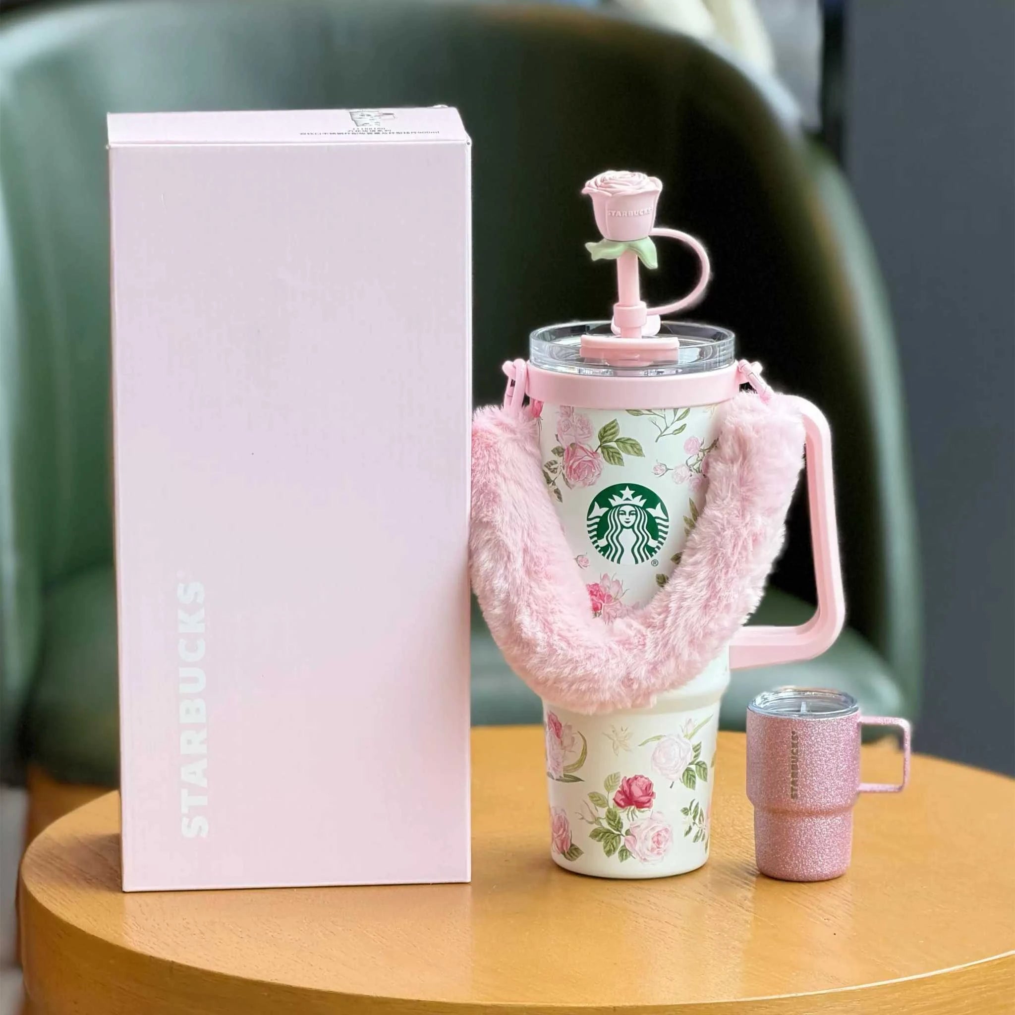 كوب Starbucks حراري وردي بنقشة زهور مع غطاء فرو ومجموعة ملحقات.