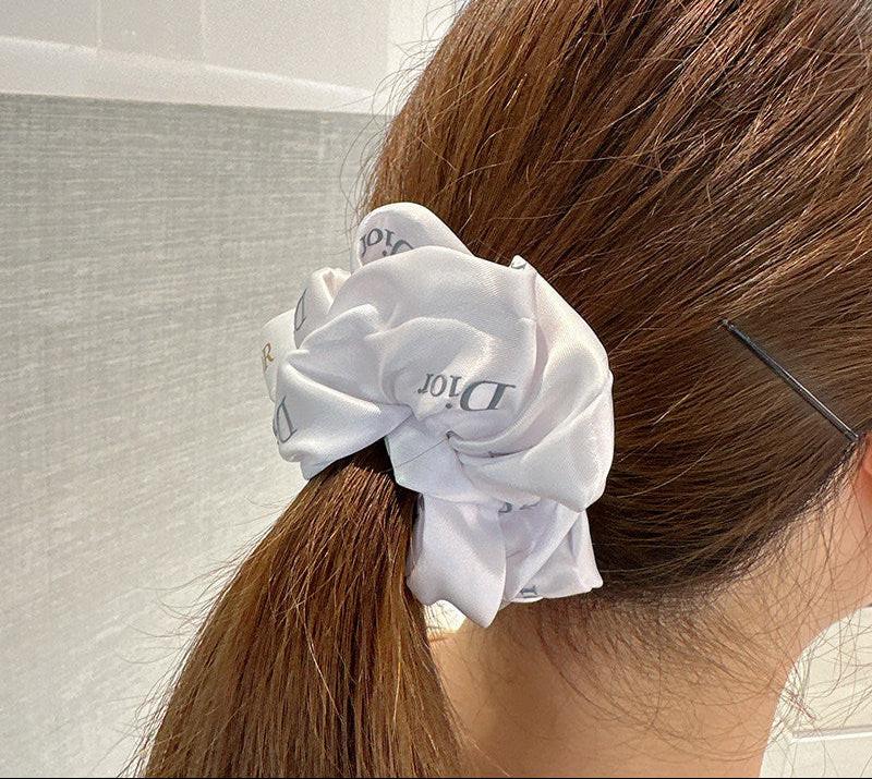 ربطة شعر Scrunchie بتصميم Dior الفاخر - ألوان متعددة.