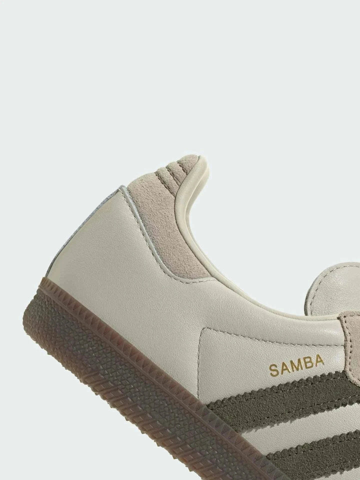 أديداس حذاء SAMBA OG الكلاسيكي بلون بيج وزيتوني بنعل مطاطي بني وتصميم سويدي فاخر